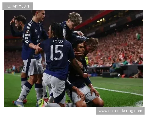 热刺vs曼联半场结束，B费助攻卡塞米罗头球破门